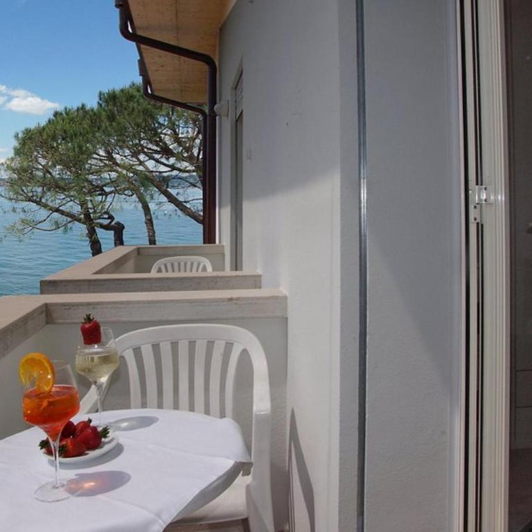 Hotel Saviola - Camera Matrimoniale Comfort con Balcone e Vista Lago Parziale - 5