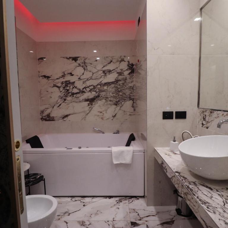Aron Only Suites Bed and Breakfast - Suite Deluxe con Vasca Idromassaggio - 7