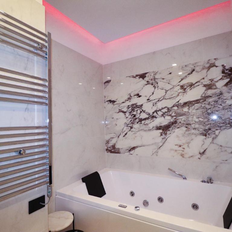 Aron Only Suites Bed and Breakfast - Suite Deluxe con Vasca Idromassaggio - 5