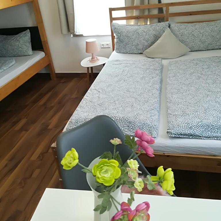 House LA Neuschwanstein Blick - Budget City Hotel - Vierbettzimmer mit privatem externen Bad - 3