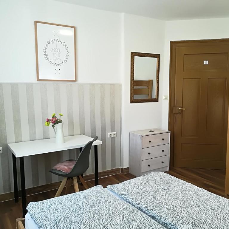 House LA Neuschwanstein Blick - Budget City Hotel - Vierbettzimmer mit privatem externen Bad - 4