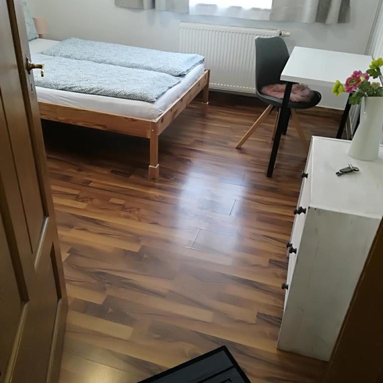 House LA Neuschwanstein Blick - Budget City Hotel - Vierbettzimmer mit privatem externen Bad - 6