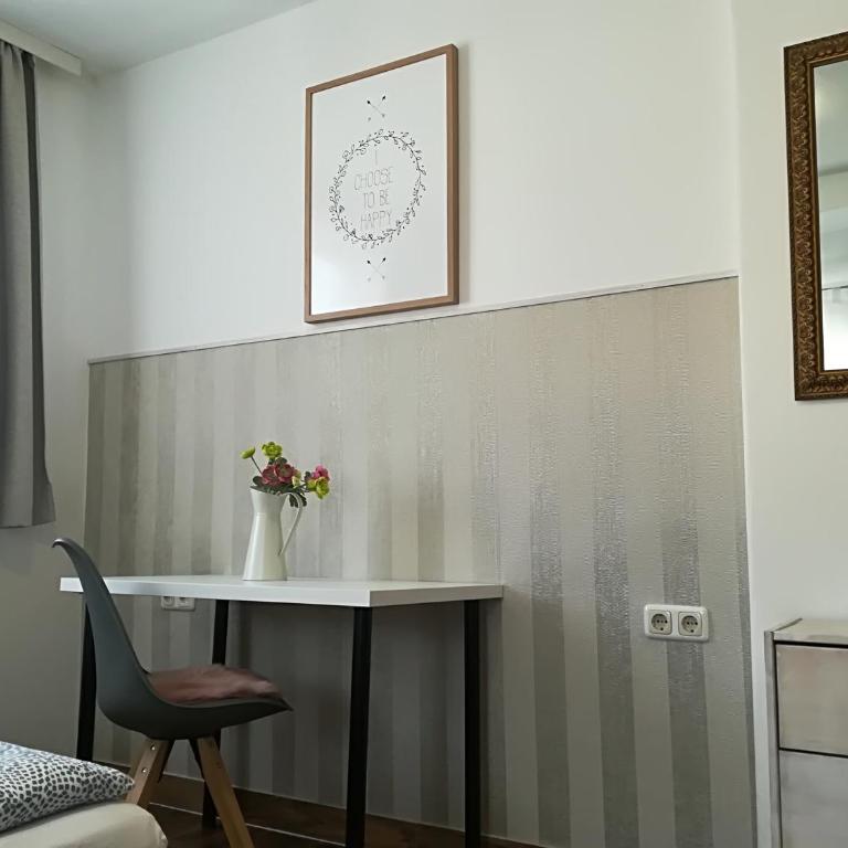 House LA Neuschwanstein Blick - Budget City Hotel - Vierbettzimmer mit privatem externen Bad - 8