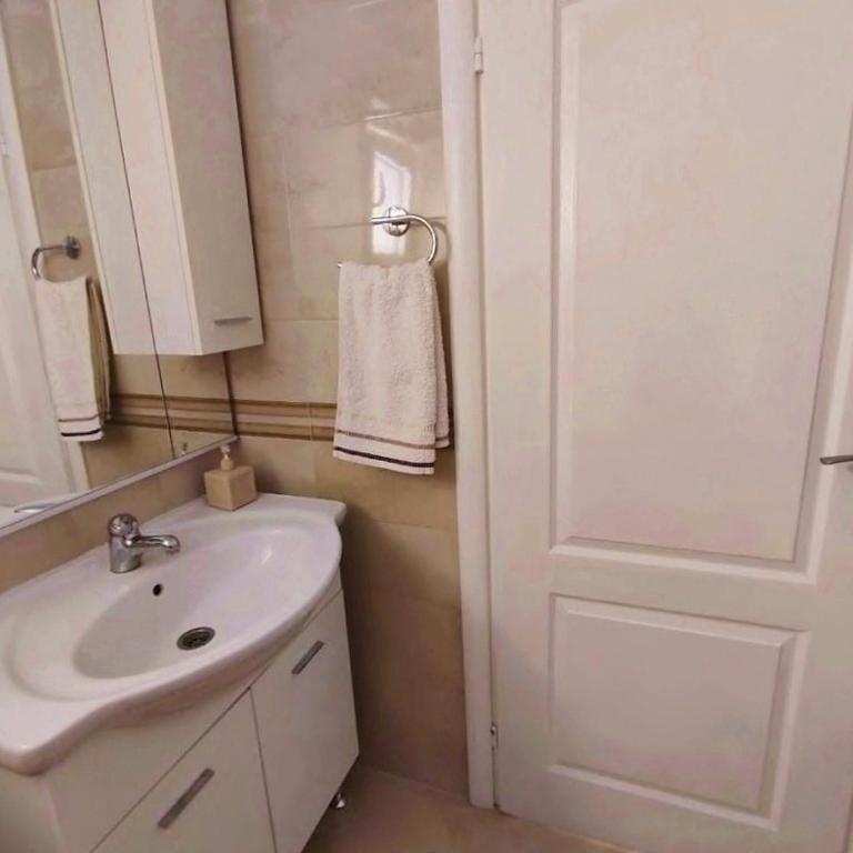 Veron Apartments - Two-Bedroom Apartment with Terrace - 8