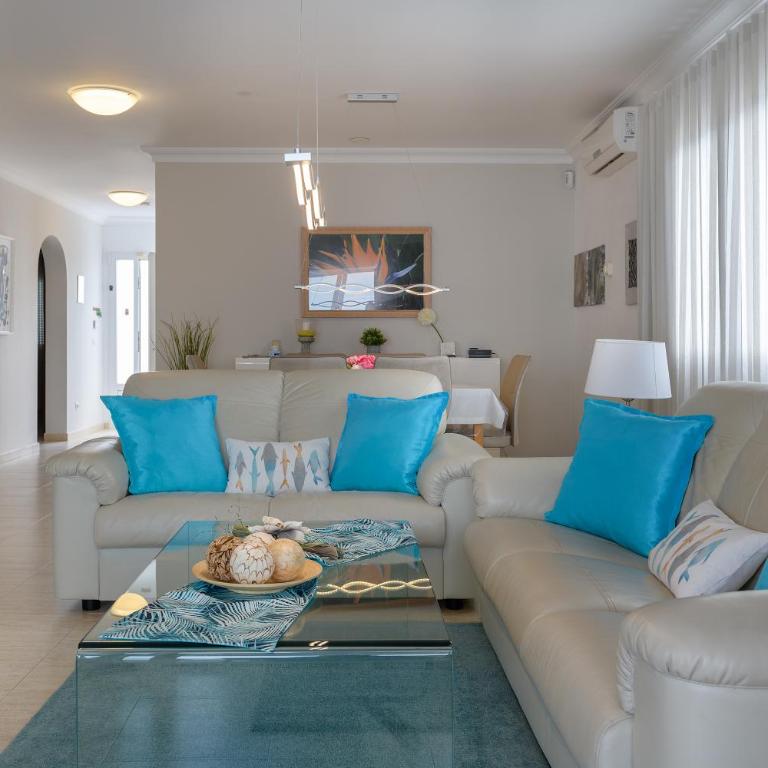 Villa Hermosa - Three-Bedroom Villa - 11
