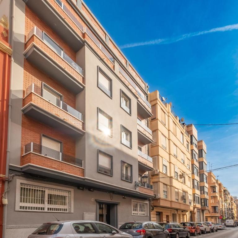 Spacious & Clean Apartment in Quiet Area - Three-Bedroom Apartment - 25