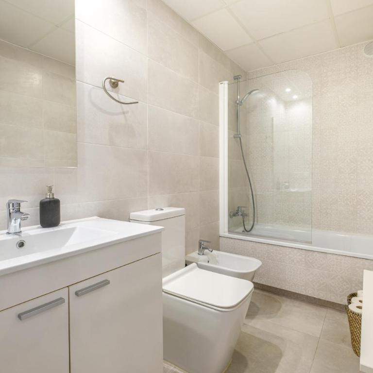Spacious Clean & Colorful Apt Quiet Zone - Three-Bedroom Apartment - 17