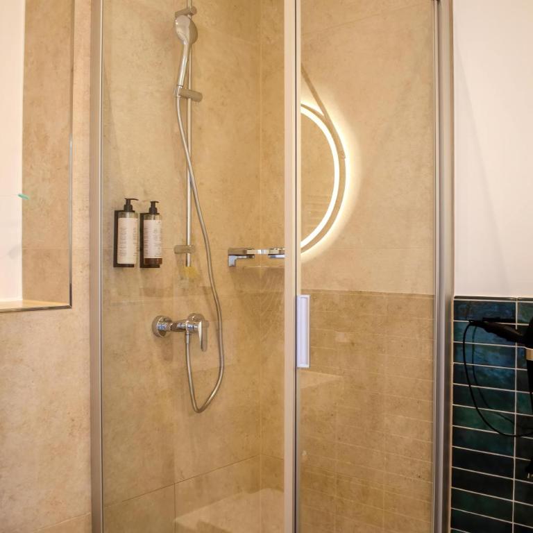 Homely Stay Studio5 Bright modern and central - Apartamento - 12