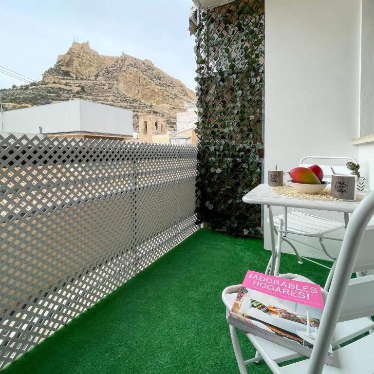 Piso en primera línea con vistas al Castillo - Two-Bedroom Apartment - 3