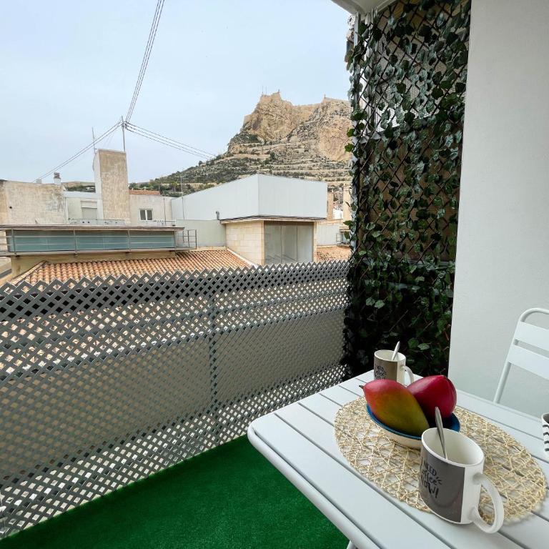 Piso en primera línea con vistas al Castillo - Two-Bedroom Apartment - 24