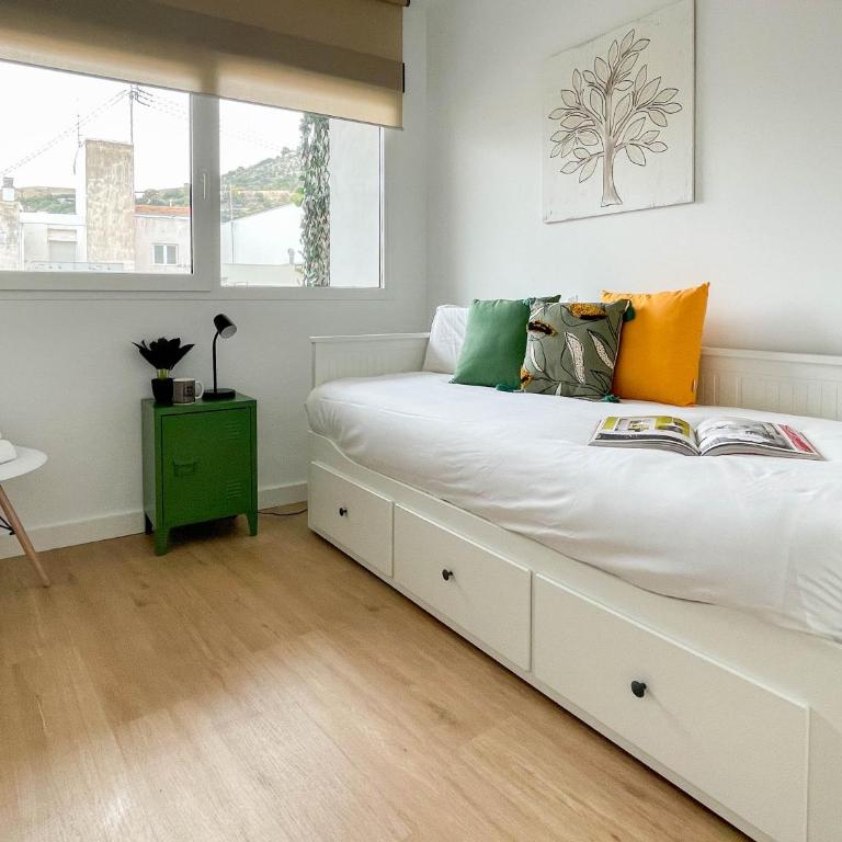 Piso en primera línea con vistas al Castillo - Two-Bedroom Apartment - 5
