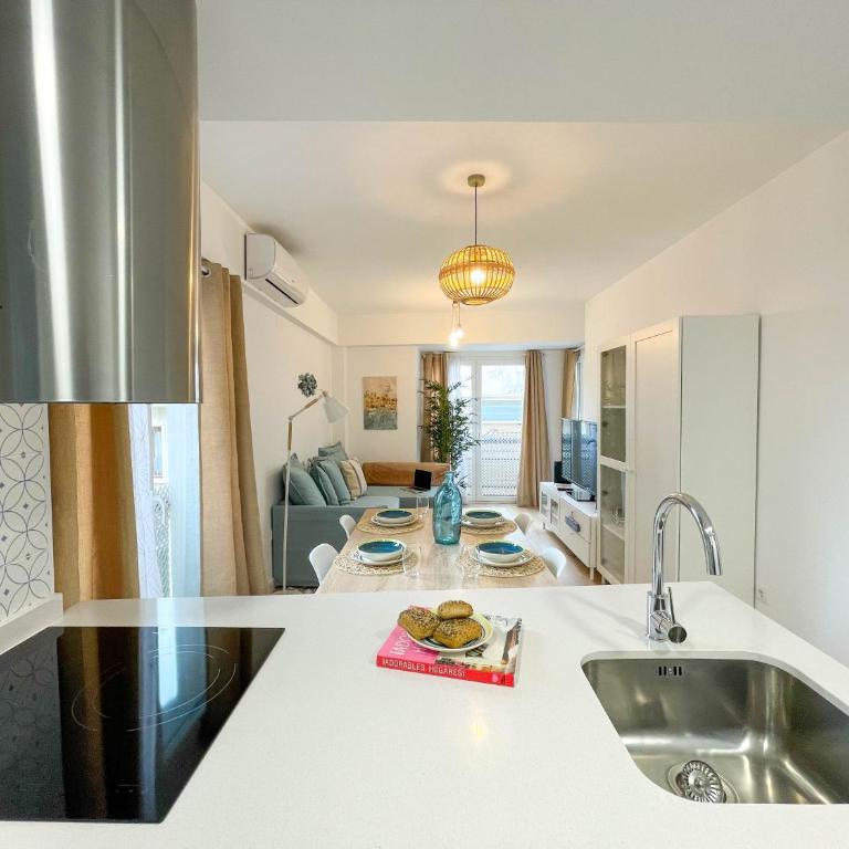 Piso en primera línea con vistas al Castillo - Two-Bedroom Apartment - 9