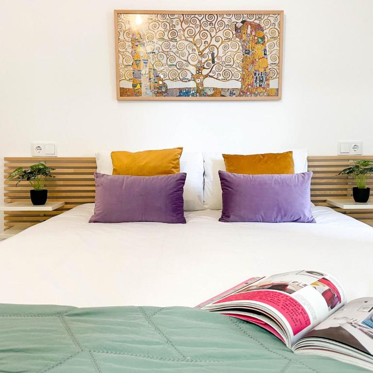 Piso en primera línea con vistas al Castillo - Two-Bedroom Apartment - 2