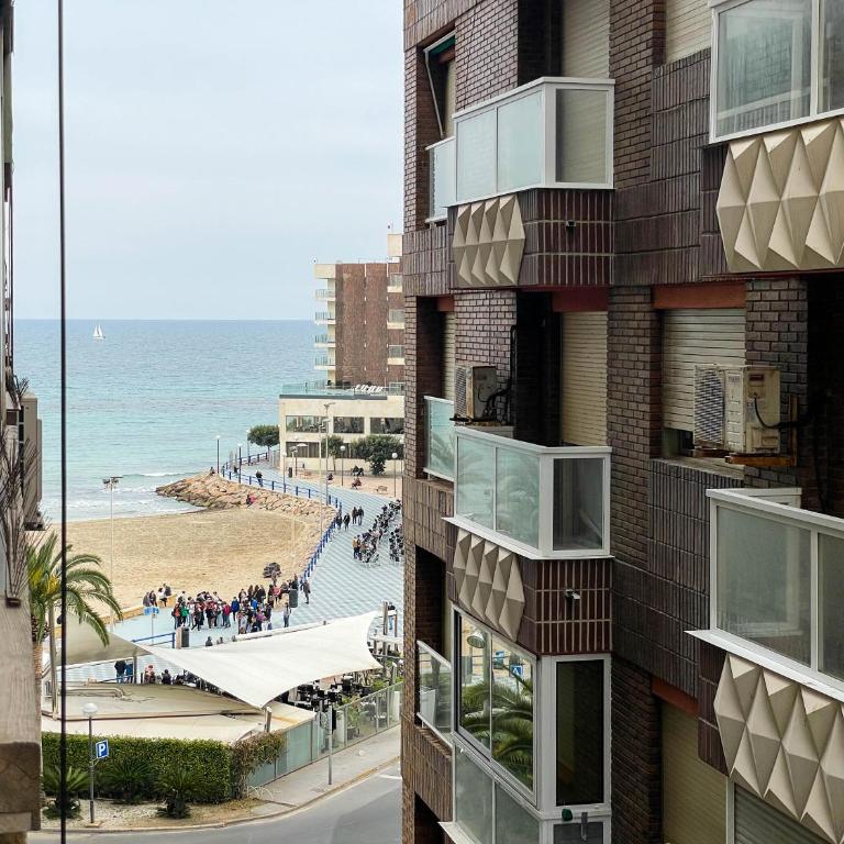 Piso en primera línea con vistas al Castillo - Two-Bedroom Apartment - 13