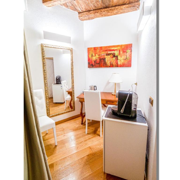 Maison Spagna Suites - Camera Matrimoniale Piccola Standard - 9