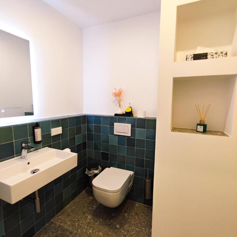 HOMELY STAY Studio 7 - Elegant Self-Check-In Studio for Urban Travelers - Studio Lit King-Size Deluxe - 16