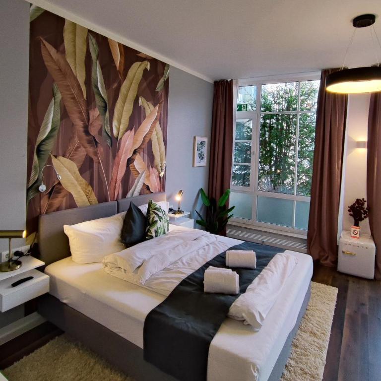 HOMELY STAY Studio 7 - Elegant Self-Check-In Studio for Urban Travelers - Studio Lit King-Size Deluxe - 2