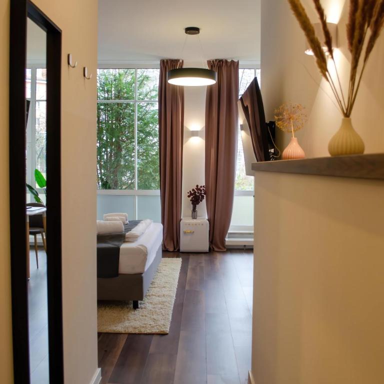 HOMELY STAY Studio 7 - Elegant Self-Check-In Studio for Urban Travelers - Studio Lit King-Size Deluxe - 8