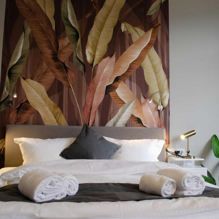 HOMELY STAY Studio 7 - Elegant Self-Check-In Studio for Urban Travelers - Studio Lit King-Size Deluxe - 10