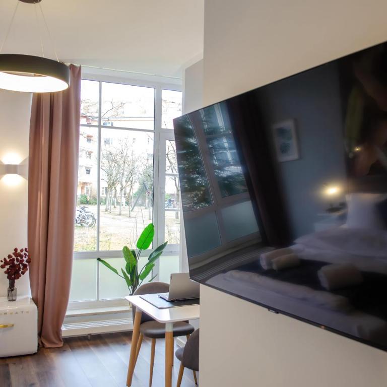 HOMELY STAY Studio 7 - Elegant Self-Check-In Studio for Urban Travelers - Studio Lit King-Size Deluxe - 9