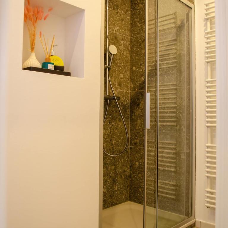 HOMELY STAY Studio 7 - Elegant Self-Check-In Studio for Urban Travelers - Studio Lit King-Size Deluxe - 17