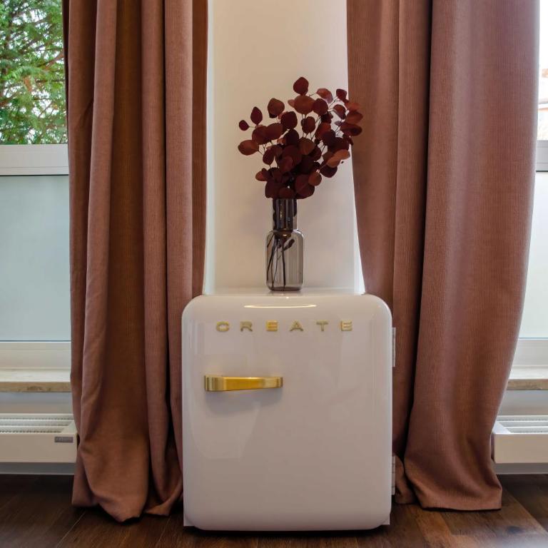HOMELY STAY Studio 7 - Elegant Self-Check-In Studio for Urban Travelers - Studio Lit King-Size Deluxe - 11