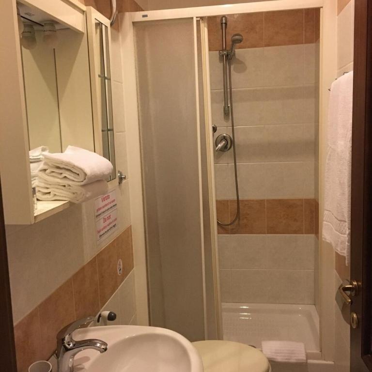 Perseo B&B - Camera Matrimoniale con Bagno Privato - 10