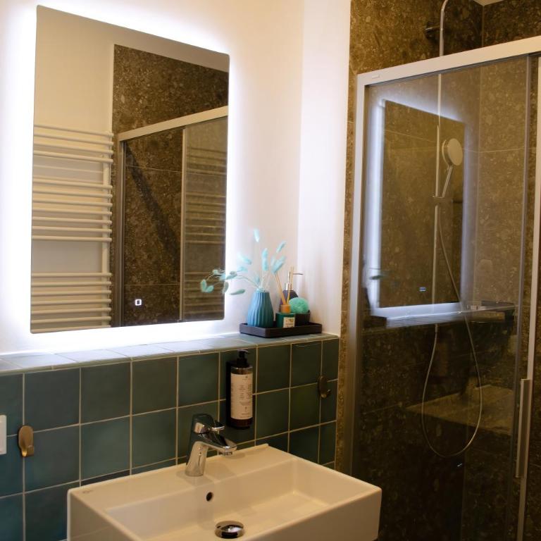 HOMELY STAY Studio 9 - Stylish & Convenient Self-Check-In Studio in Munich - Deluxe Studio mit Kingsize-Bett - 16