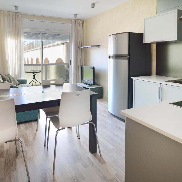 Ornis Apartments Platja - Apartamento de 2 dormitorios con balcón y vistas al jardín (4-6 adultos) - 9