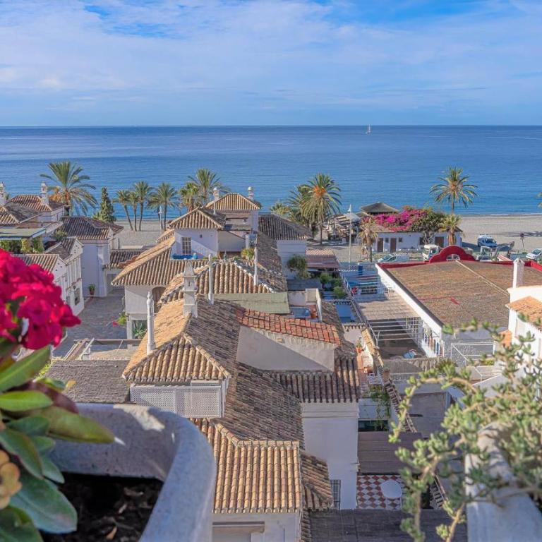 Real View Beach Front - Three-Bedroom Apartment - 1