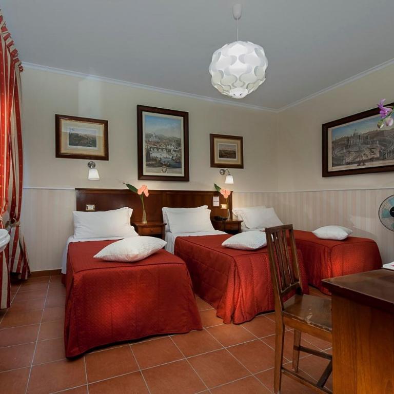 Budget Rooms Des Arts - Camera Tripla Basic con Bagno in Comune - 1