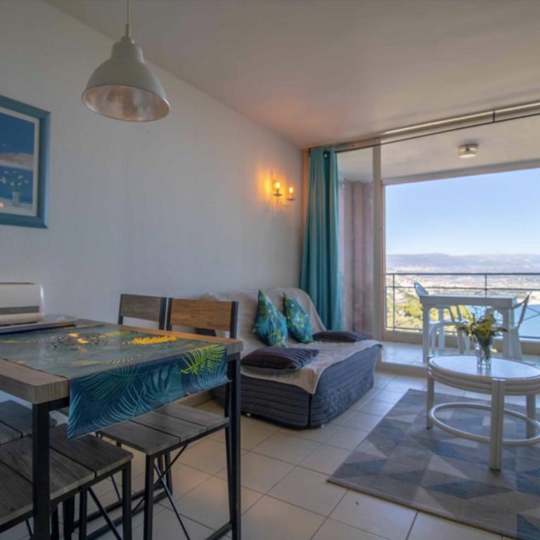 Superb 45m With Balcony And Magnificent Sea View - Appartement - 3