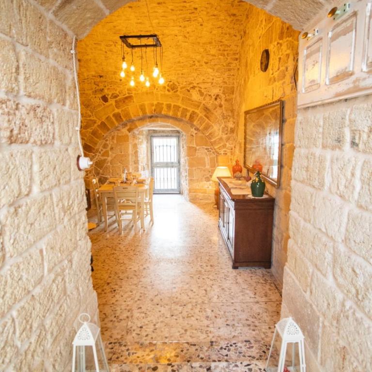 DOMUS CESARE - dimora storica totalmente in pietra nel cuore del centro storico con cabina doccia pietra in camera e zona relax esterna-historic residence entirely made of stone in the heart of the historic center with stone shower cabin in the room - Casa Vacanze - 43