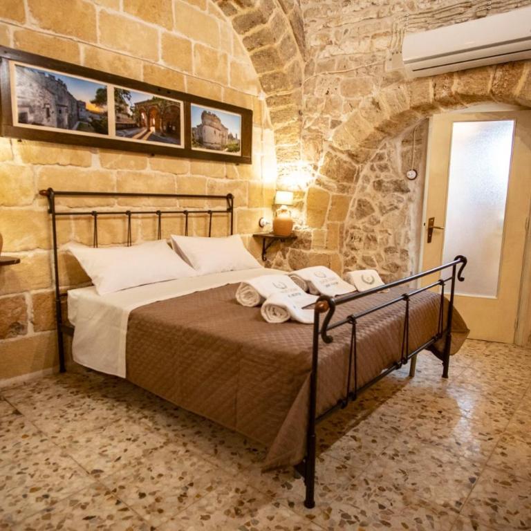 DOMUS CESARE - dimora storica totalmente in pietra nel cuore del centro storico con cabina doccia pietra in camera e zona relax esterna-historic residence entirely made of stone in the heart of the historic center with stone shower cabin in the room - Casa Vacanze - 4