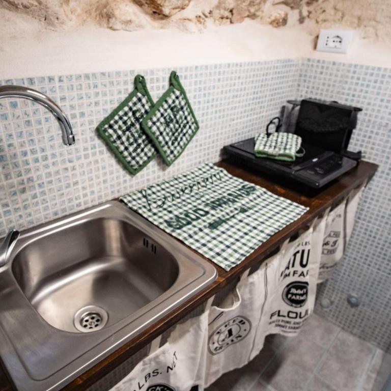 DOMUS CESARE - dimora storica totalmente in pietra nel cuore del centro storico con cabina doccia pietra in camera e zona relax esterna-historic residence entirely made of stone in the heart of the historic center with stone shower cabin in the room - Casa Vacanze - 20