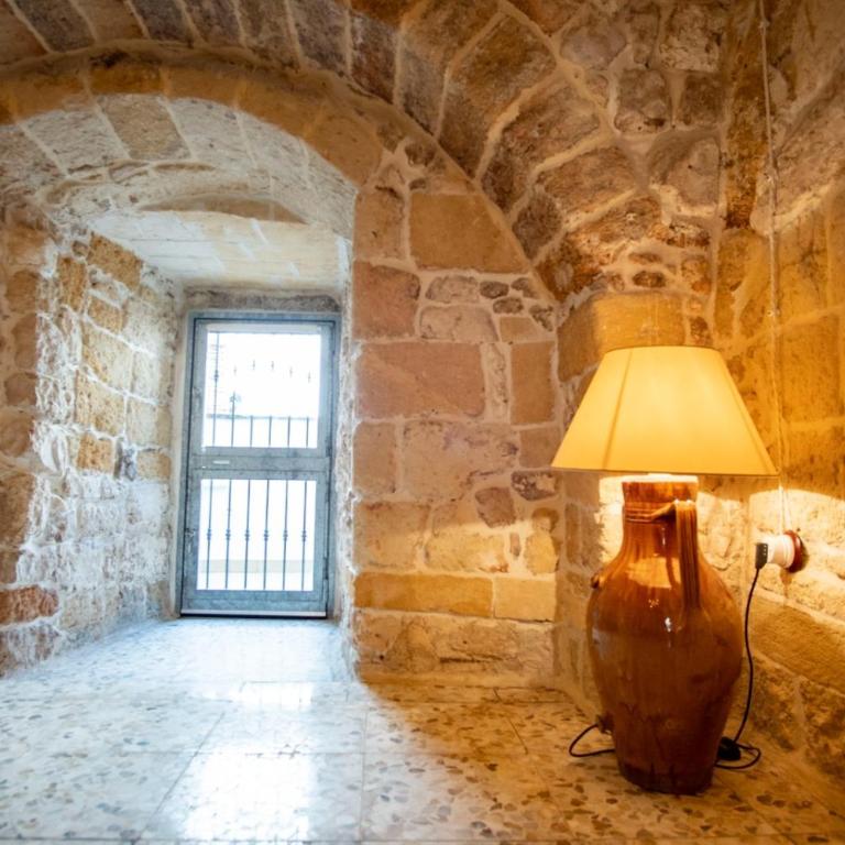 DOMUS CESARE - dimora storica totalmente in pietra nel cuore del centro storico con cabina doccia pietra in camera e zona relax esterna-historic residence entirely made of stone in the heart of the historic center with stone shower cabin in the room - Casa Vacanze - 6