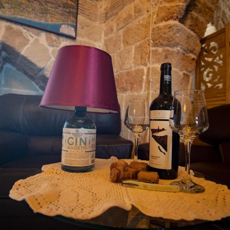 DOMUS CESARE - dimora storica totalmente in pietra nel cuore del centro storico con cabina doccia pietra in camera e zona relax esterna-historic residence entirely made of stone in the heart of the historic center with stone shower cabin in the room - Casa Vacanze - 25
