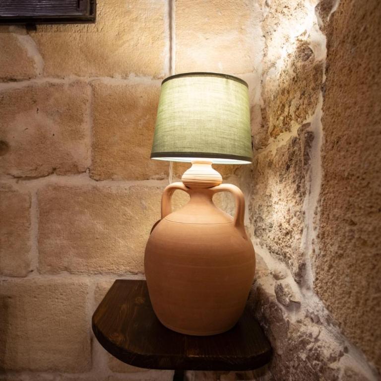 DOMUS CESARE - dimora storica totalmente in pietra nel cuore del centro storico con cabina doccia pietra in camera e zona relax esterna-historic residence entirely made of stone in the heart of the historic center with stone shower cabin in the room - Casa Vacanze - 28