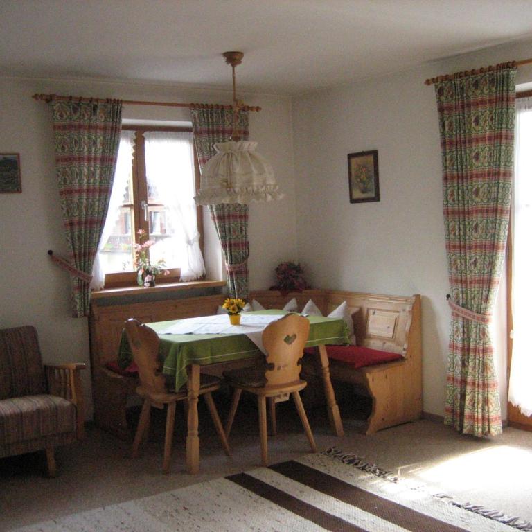 Ferienwohnung Gundi Scheurl - Chiemgau Karte - Apartment mit Balkon - 1