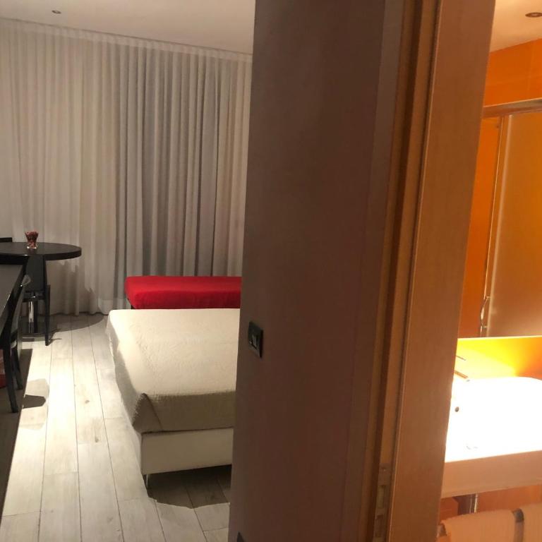 Blue Shades Hotel - Camera Tripla Comfort - 7