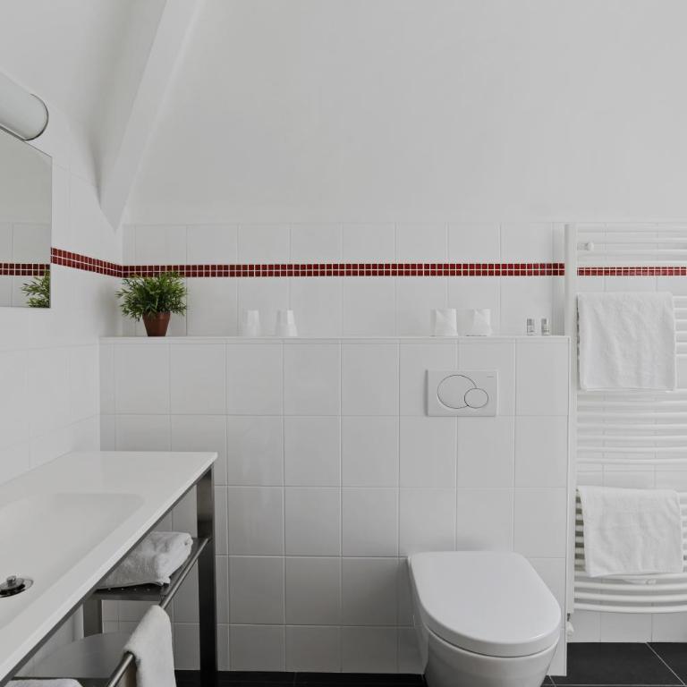 Hôtel Cardinal - Chambre Familiale avec Douche - 1