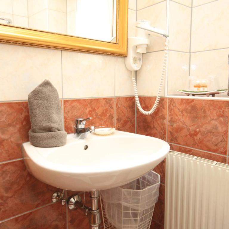 Hotel Kreutzer - Doppelzimmer mit Balkon - 5