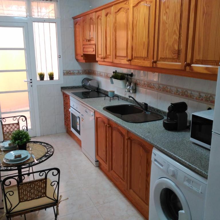 CONFORTABLE, BRIGHT, WELL LOCATED APARTMENT - Two-Bedroom Apartment - 5