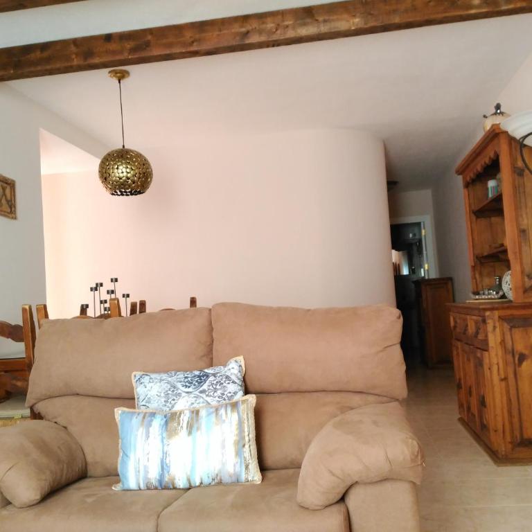CONFORTABLE, BRIGHT, WELL LOCATED APARTMENT - Two-Bedroom Apartment - 6