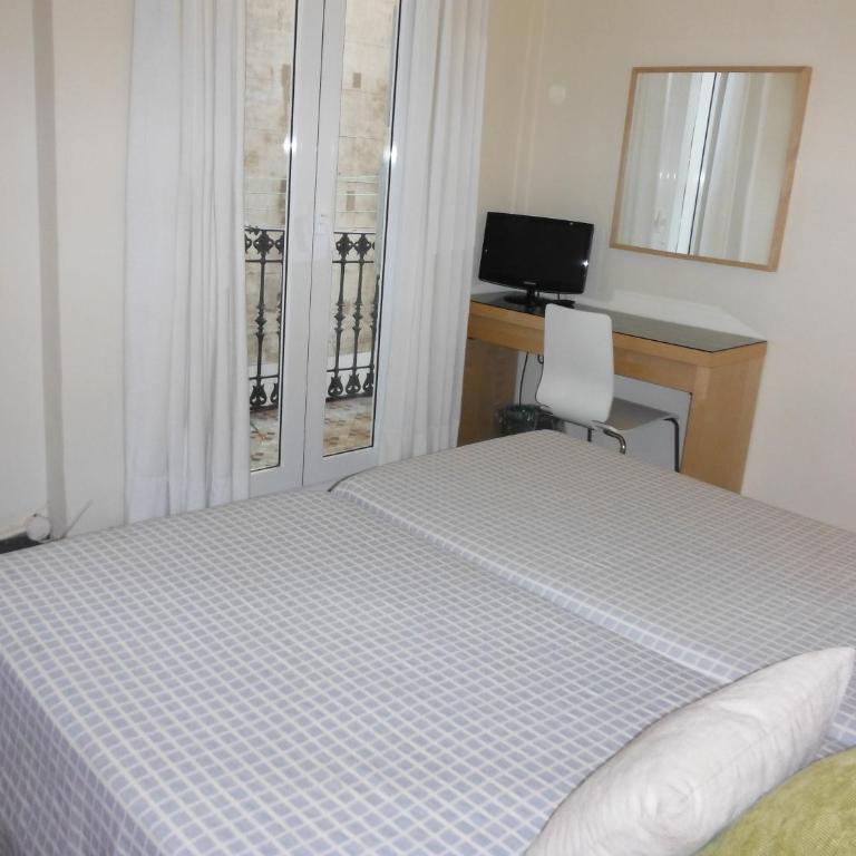Hostal Eixample - Double or Twin Room with Interior Balcony and with Private Bathroom - 6