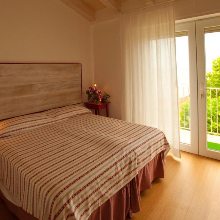 B&B Viale Italia 22 - Camera Matrimoniale con Balcone - 11