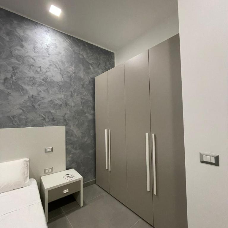 3 Rooms Chiaia - Camera Matrimoniale con Bagno Privato - 3