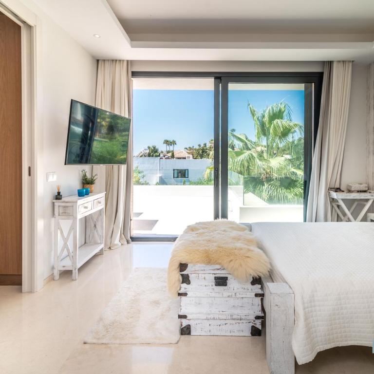 Remarkable 5-BDRM Villa - Heated POOL & GYM - Villa Deluxe - 21