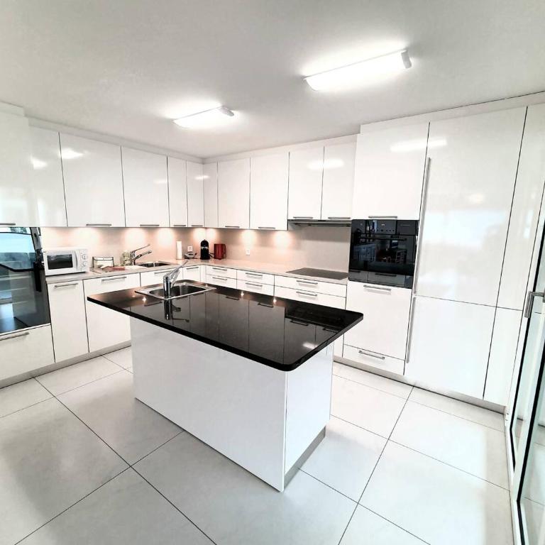 Residenza Vivian Deluxe Apartments - Top Floor Penthouse Suite with Lake View - 8