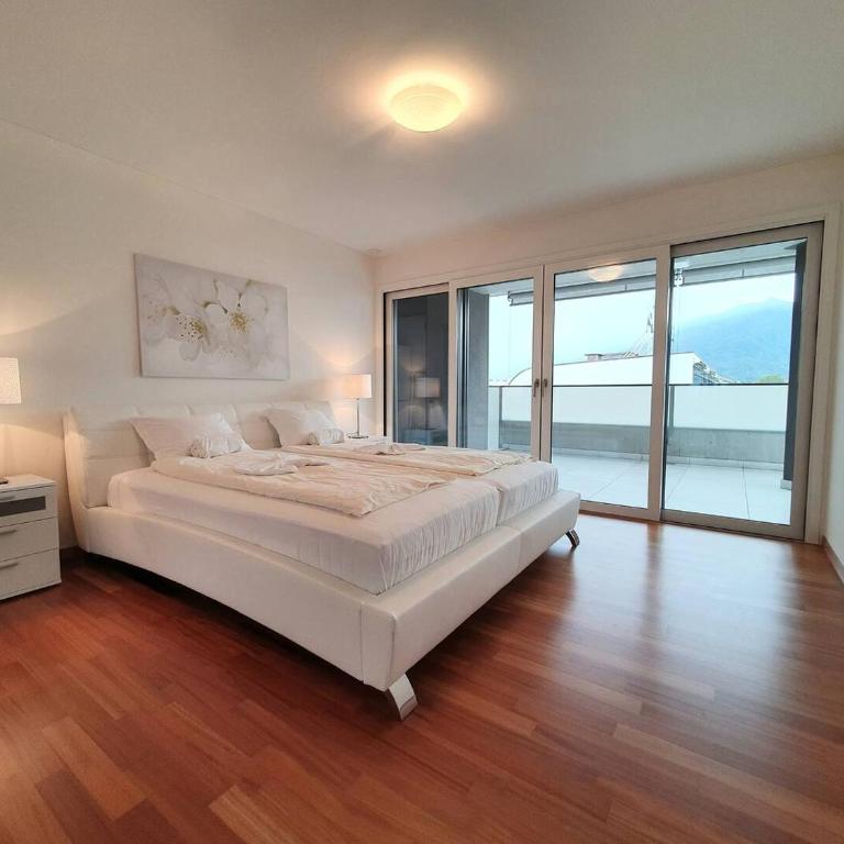 Residenza Vivian Deluxe Apartments - Top Floor Penthouse Suite with Lake View - 6